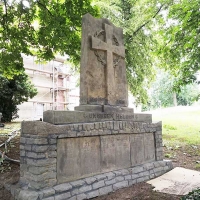 Denkmal an der evangelischen Pfarrkirche in Zschaitz-Ottewig von Moose und Flechten befreit
