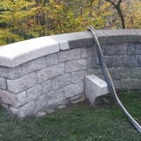 Reinigung der Granitmauer an der Friedenskirche in Aue